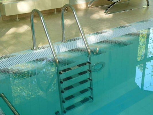 cầu thang inox bể bơi